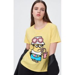 Bawełniana koszulka z Minionkiem - Żółty. Żółte koszulki damskie Sinsay, s, bez wzorów, z bawełny, bez kołnierzyka, bez rękawów. Za 29,99 zł.