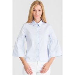 BŁĘKITNA KOSZULA TRUSSARDI JEANS. Niebieskie koszule damskie Trussardi Jeans, na imprezę, bez wzorów, z jeansu, z włoskim kołnierzykiem, bez rękawów. Za 184,50 zł.