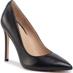 Szpilki GUESS - Crew FL5CRW LEA08 BLACK. Czarne półbuty damskie Guess, z aplikacjami, ze skóry, eleganckie, bez obcasa, na obcasie, bez zapięcia. W wyprzedaży za 509,00 zł.