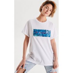Koszulka tie dye z napisem - Biały. Białe koszulki damskie Cropp, s, z napisami, bez kołnierzyka, bez rękawów. Za 59,99 zł.