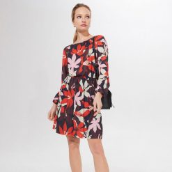 Sukienka w kwiaty - Czarny. Czarne sukienki damskie Mohito, s, w kwiaty. Za 139,99 zł.