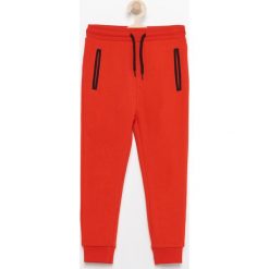 Spodnie dresowe - Czerwony. Czerwone dresy chłopięce marki Reserved, m, z dresówki. Za 49,99 zł.