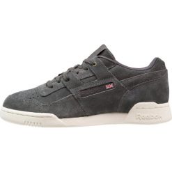 Reebok Classic WORKOUT PLUS MCC Tenisówki i Trampki chalk. Szare tenisówki damskie marki Reebok Classic, z gumy, reebok classic. W wyprzedaży za 356,15 zł.