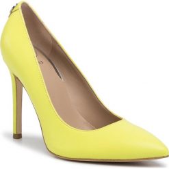 Szpilki GUESS - Crew5 FL6CR5 LEA08 YELLO. Żółte półbuty damskie Guess, z aplikacjami, ze skóry ekologicznej, bez obcasa, na obcasie, bez zapięcia. Za 639,00 zł.