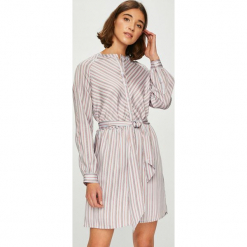Pepe Jeans - Sukienka. Szare sukienki damskie Pepe Jeans, na co dzień, s, w paski, z poliesteru, casualowe, bez kołnierzyka, z krótkim rękawem, krótkie, mini, proste. W wyprzedaży za 219,90 zł.