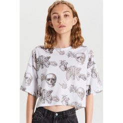 Koszulka oversize - Biały. Białe koszulki damskie Cropp, s. W wyprzedaży za 9,99 zł.