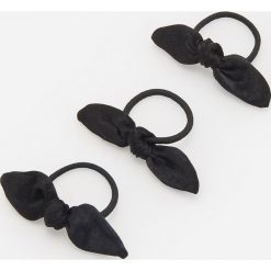 Gumki do włosów z kokardkami 3 pack - Czarny. Czarne gumki do włosów damskie Reserved, bez wzorów. W wyprzedaży za 9,99 zł.