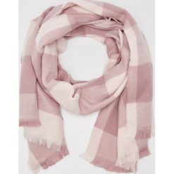 Szalik w kratę - Różowy. Czerwone szaliki damskie Sinsay. Za 39,99 zł.