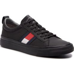 Tenisówki TOMMY HILFIGER - Flag Detail Leather Sneaker FM0FM01712 Black 990. Czarne półbuty męskie TOMMY HILFIGER, bez wzorów, z gumy, bez zapięcia. Za 449,00 zł.