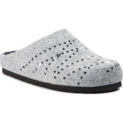 Kapcie DR. BRINKMANN - 320555 Grau 9. Szare klapki damskie Dr. Brinkmann, z aplikacjami, z tworzywa sztucznego, bez obcasa. W wyprzedaży za 159,00 zł.