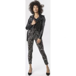 Czarno-Szare Legginsy Delmaxie. Czarne legginsy damskie Born2be, xl, w paski, z dzianiny, klasyczne. Za 49,99 zł.