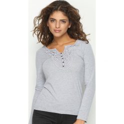 Szara Bluzka Ethnic. Szare bluzki damskie Born2be, s, z aplikacjami, bez kołnierzyka, z długim rękawem. Za 49,99 zł.