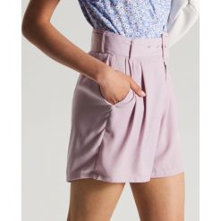 Szorty high waist z paskiem - Fioletowy. Fioletowe szorty damskie Cropp, bez wzorów, z podwyższonym stanem. Za 69,99 zł.