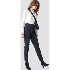 Trendyol Jeansy mom z wysokim stanem - Black. Czarne jeansy damskie marki Trendyol, bez wzorów, z jeansu, z podwyższonym stanem. Za 121,95 zł.