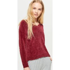 Szenilowy sweter z dekoltem - Bordowy. Czerwone bez kategorii marki Cropp, s. W wyprzedaży za 39,99 zł.