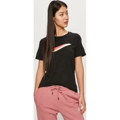 Nike Sportswear - T-shirt. Czarne topy sportowe damskie Nike Sportswear, s, z nadrukiem, z bawełny, z krótkim rękawem. Za 129,90 zł.