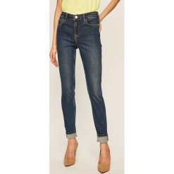 Marciano Guess - Jeansy. Niebieskie jeansy damskie MARCIANO GUESS, z aplikacjami, z elastanu. W wyprzedaży za 349,90 zł.