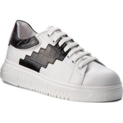 Sneakersy EMPORIO ARMANI - X3X024 XL508 A001 White/Black. Białe półbuty damskie marki Emporio Armani, na co dzień, bez wzorów, ze skóry, bez obcasa, na płaskiej podeszwie, bez zapięcia. W wyprzedaży za 879,00 zł.