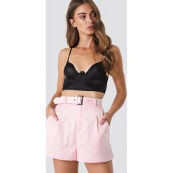 Galore x NA-KD Błyszczące szorty z paskiem - Pink. Różowe szorty damskie marki Galore x NA-KD, w paski, z podwyższonym stanem. W wyprzedaży za 64,78 zł.