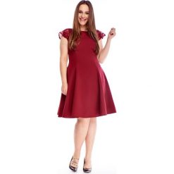 Rozkloszowana sukienka z krótkim tiulowym rękawem bordowy. Czerwone sukienki damskie Tagless, plus size, bez wzorów, z tiulu, bez kołnierzyka, plus size, z krótkim rękawem, krótkie, mini, rozkloszowane. Za 207,89 zł.