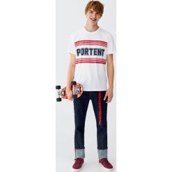 Koszulka z panelem, paskami i napisem. Białe koszulki męskie Pull&Bear, m, w paski, bez kołnierzyka, z krótkim rękawem, krótkie. Za 34,90 zł.