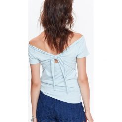 T-shirt damski z modnym wiązaniem na plecach. Niebieskie t-shirty damskie z dzianiny, eleganckie. Za 39,99 zł.