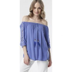 Niebieska Bluzka Clarope. Niebieskie bluzki damskie Born2be, xl, w koronkowe wzory, z koronki, bez kołnierzyka, bez rękawów. Za 59,99 zł.