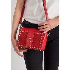ROVICKY TOREBKA DAMSKA LISTONOSZKA KUFEREK SKÓRA. Czerwone kuferki damskie ROVICKY, w paski, z jeansu, eleganckie, na ramię, bez dodatków. Za 389,90 zł.