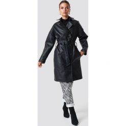 NA-KD Trend Dwurzędowy płaszcz PU - Black. Czarne płaszcze damskie pastelowe NA-KD Trend, w paski. Za 404,95 zł.