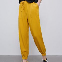Spodnie jogger z Tencelu™ Lyocellu - Żółty. Żółte spodnie damskie Reserved, z lyocellu. W wyprzedaży za 49,99 zł.