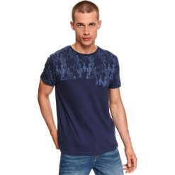 T-shirt krótki rękaw męski z nadrukiem. Niebieskie t-shirty męskie Top Secret, na zimę, m, z nadrukiem, z bawełny, eleganckie, bez kołnierzyka, krótkie. W wyprzedaży za 19,99 zł.