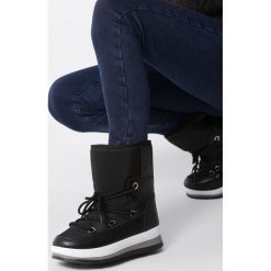 Czarne Śniegowce Caswell. Czarne buty sportowe damskie Born2be, z materiału, sportowe, na sznurówki. Za 119,99 zł.