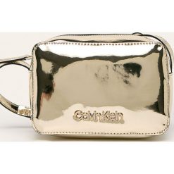 Calvin Klein - Torebka. Żółte listonoszki damskie Calvin Klein, w paski, ze skóry ekologicznej, małe, bez dodatków. Za 299,90 zł.