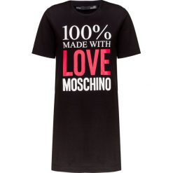 Sukienka LOVE MOSCHINO. Czarne sukienki damskie Love Moschino, na co dzień, z nadrukiem, z okrągłym kołnierzem, z długim rękawem, długie, proste. Za 550,00 zł.