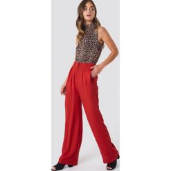 NA-KD Trend Szerokie spodnie - Red. Czerwone spodnie damskie marki NA-KD Trend, z poliesteru. Za 121,95 zł.