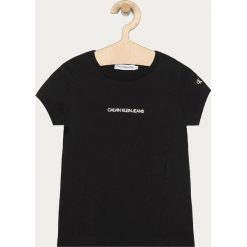 Calvin Klein Jeans - T-shirt dziecięcy 104-176 cm. Białe bluzki dziewczęce Calvin Klein Jeans, z nadrukiem, z bawełny, z okrągłym kołnierzem, z krótkim rękawem, krótkie, bez kaptura. Za 119,90 zł.