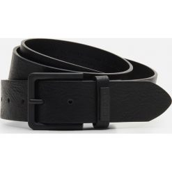 Pasek z klamrą - Czarny. Czarne paski męskie Cropp, w paski. Za 39,99 zł.