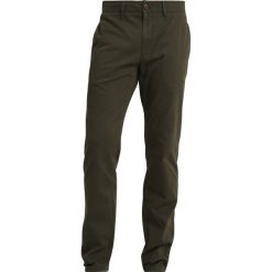 Tommy Jeans ESSENTIAL Chinosy green. Zielone chinosy męskie Tommy Jeans, z bawełny. Za 399,00 zł.