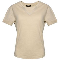 T-shirt w kolorze beżowym. Brązowe t-shirty damskie Pepe Jeans, Mexx, Pierre Cardin, l, bez wzorów, z bawełny, z asymetrycznym kołnierzem. W wyprzedaży za 67,95 zł.