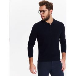 SWETER MĘSKI Z KOŁNIERZYKIEM. Niebieskie golfy męskie marki Top Secret, na lato, xl, z haftami, z dzianiny, eleganckie, z klasycznym kołnierzykiem. W wyprzedaży za 39,99 zł.