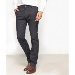 Spodnie chinosy slim ze strukturalnej tkaniny. Szare chinosy męskie marki La Redoute Collections, z bawełny. Za 102,86 zł.