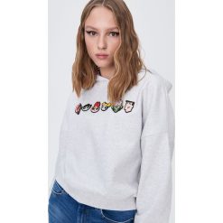 Bluza z naszywkami Atomówki - Jasny szary. Szare bluzy damskie Sinsay, s, z aplikacjami, bez rękawów, bez kaptura. Za 59,99 zł.
