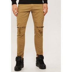 Spodnie skinny - Beżowy. Brązowe spodnie męskie House, s, bez wzorów. W wyprzedaży za 39,99 zł.