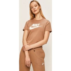 Nike Sportswear - T-shirt. Topy damskie Nike Sportswear, s, z nadrukiem, z bawełny, z okrągłym kołnierzem. Za 99,90 zł.