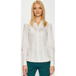 Guess Jeans - Koszula. Białe bluzki damskie Guess Jeans, s, z aplikacjami, z elastanu, klasyczne, z klasycznym kołnierzykiem, z długim rękawem. W wyprzedaży za 259,90 zł.