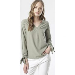 Zielona Bluzka Ocerah. Zielone koszule damskie Born2be, do pracy, bez wzorów, eleganckie, bez kołnierzyka, z długim rękawem. Za 59,99 zł.