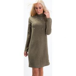 Sukienka prążkowana z perełkami khaki 6484. Brązowe sukienki damskie Fasardi, s, bez wzorów, prążkowane, bez kołnierzyka, bez rękawów. Za 54,00 zł.