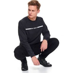 Bluza nierozpinana męska nierozpinana. Czarne bluzy męskie Top Secret, na zimę, m, z napisami, z bawełny, bez kołnierzyka, z długim rękawem, długie, bez kaptura. W wyprzedaży za 39,99 zł.