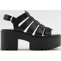 Sandały rzymianki na obcasie. Czarne bez kategorii marki Pull & Bear, na obcasie. Za 139,00 zł.