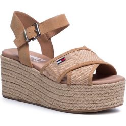 Espadryle TOMMY JEANS - Natural Suede Flatform Sandal EN0EN00910 Dusty Bronze GQE. Pomarańczowe espadryle damskie Tommy Jeans, bez wzorów, z jeansu, bez obcasa, na obcasie. W wyprzedaży za 319,00 zł.